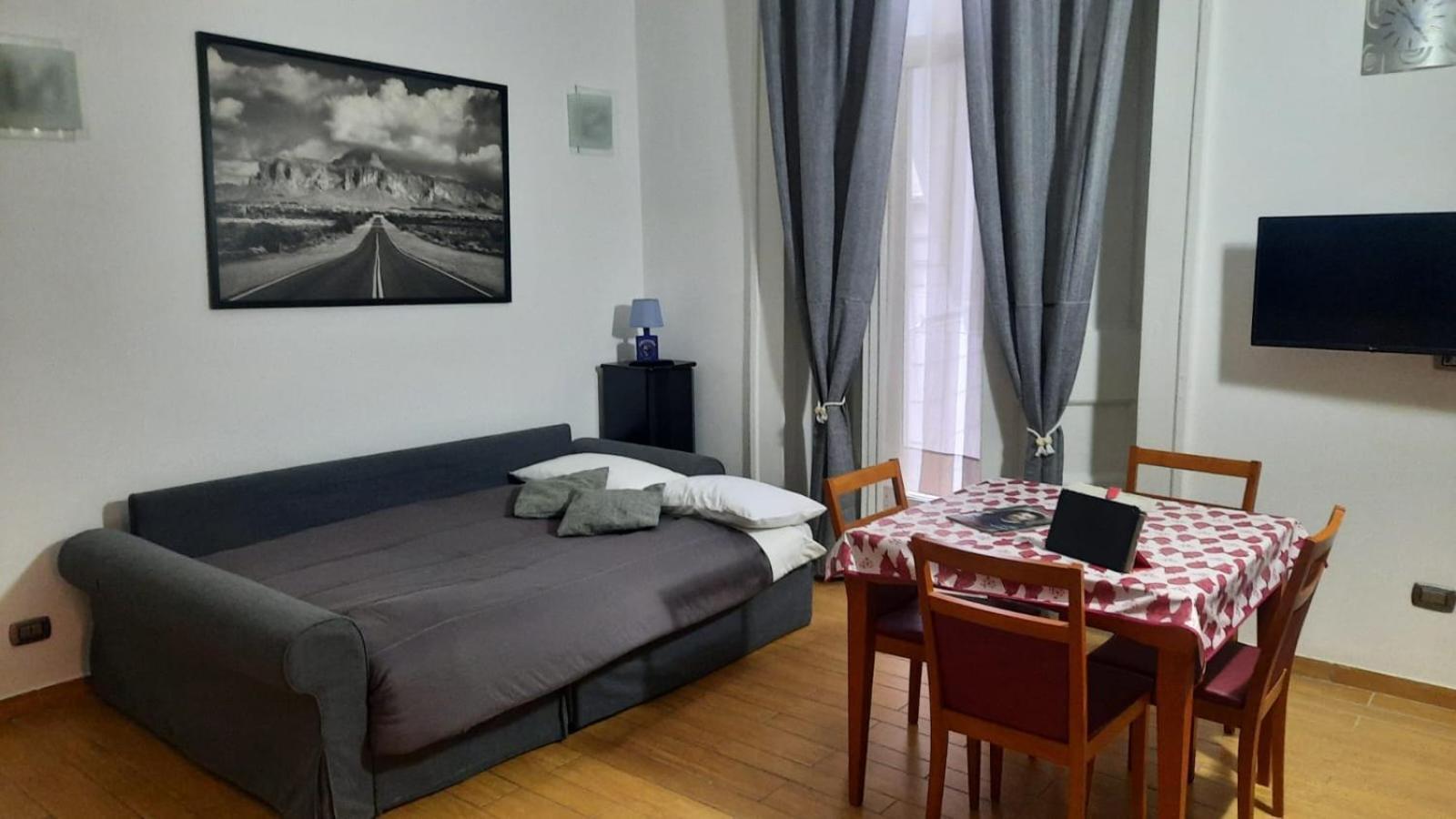 White Home Quartieri Spagnoli Наполи Екстериор снимка