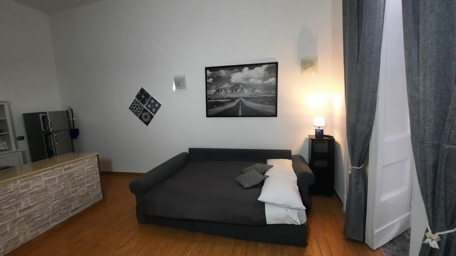 White Home Quartieri Spagnoli Наполи Екстериор снимка