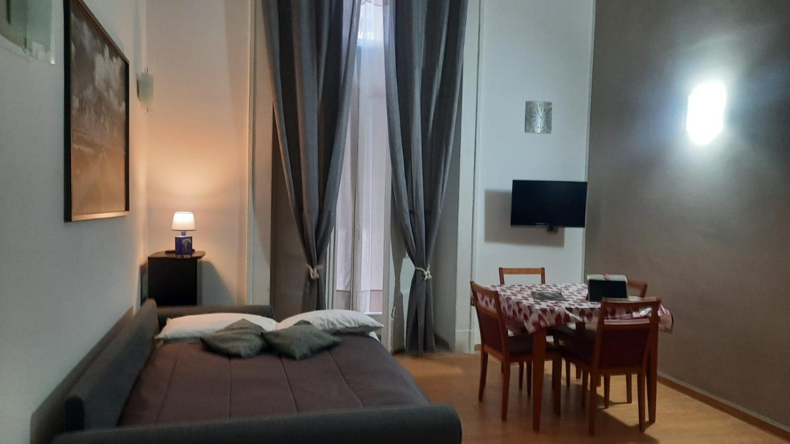 White Home Quartieri Spagnoli Наполи Екстериор снимка