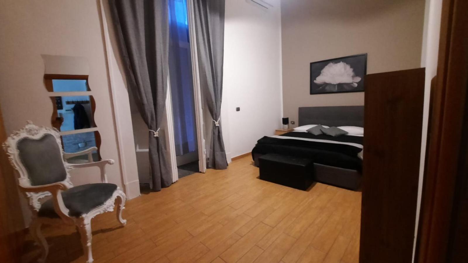 White Home Quartieri Spagnoli Наполи Екстериор снимка