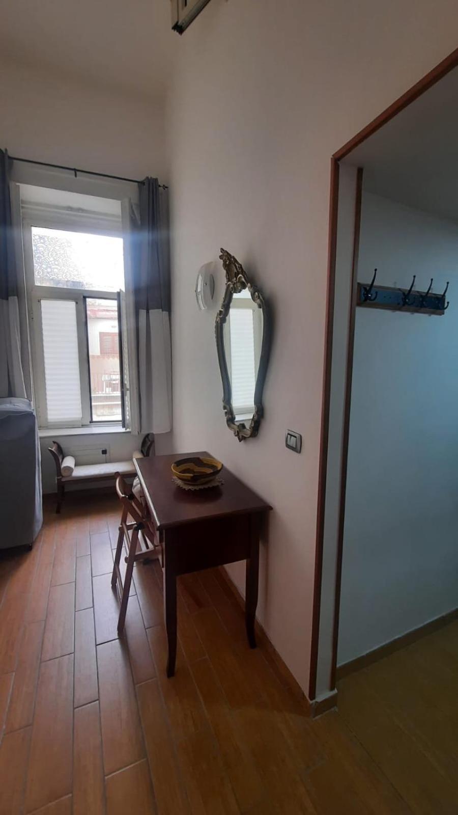 White Home Quartieri Spagnoli Наполи Екстериор снимка